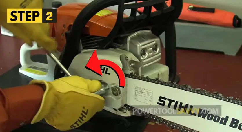 How to tighten a chainsaw chain - Step 2
