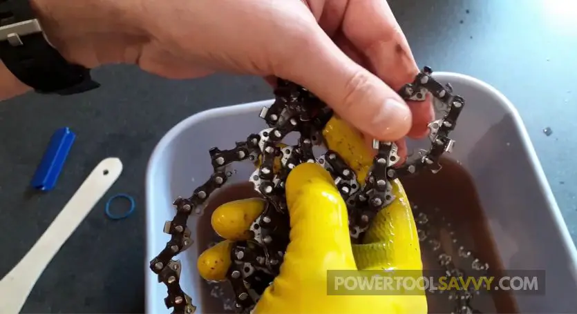 cleaning a chainsaw chain
