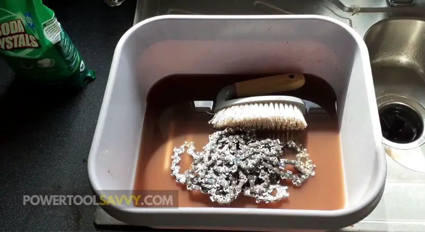 cleaning chainsaw chain