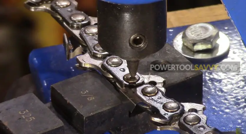 placing chain into the chain breaker bar